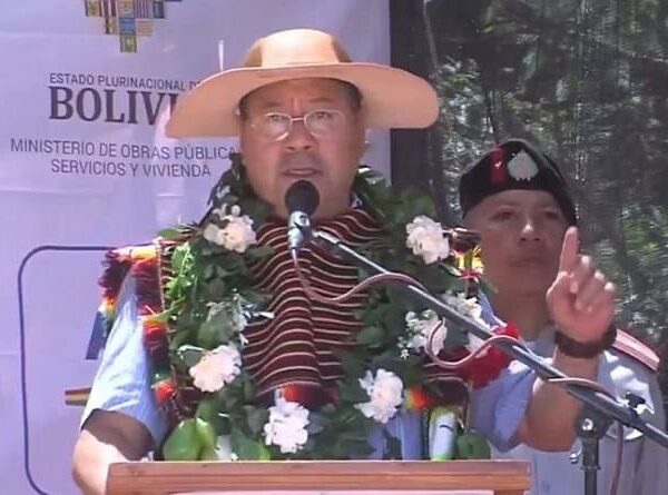 Arce asegura que está resolviendo “la crisis económica que nos han dejado”