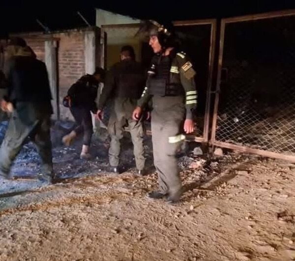 (Video)Turba de revendedores de combustible tomaron de rehenes a policías y saquearon estación policial