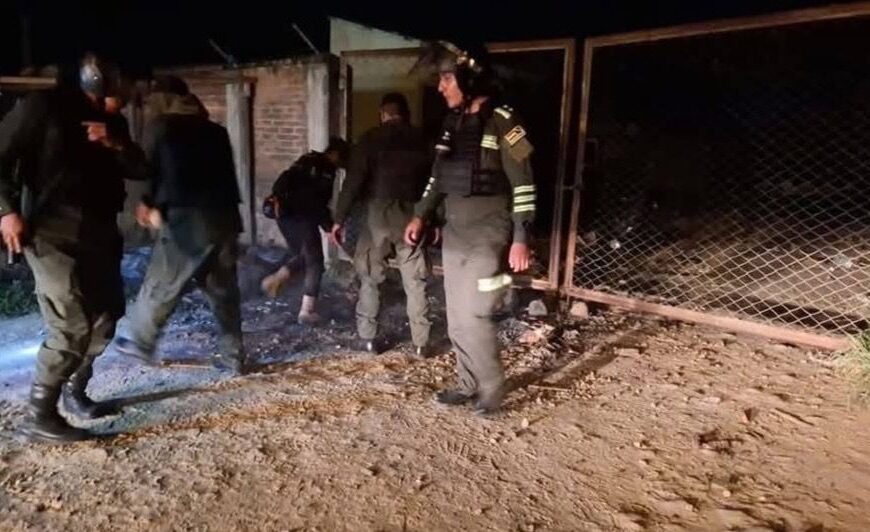 (Video)Turba de revendedores de combustible tomaron de rehenes a policías…