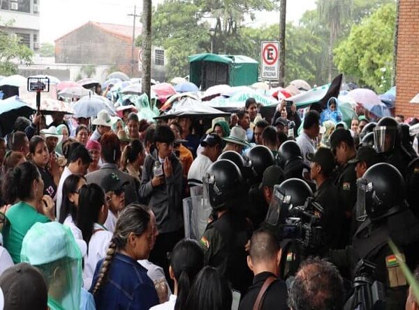 Médicos advierten con radicalizar sus protestas