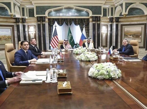 EEUU y Rusia acuerdan normalizar relaciones y poner fin al conflicto en Ucrania