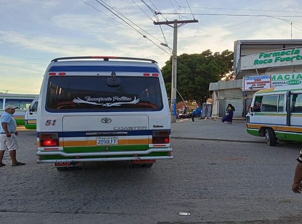 Micreros bloquean la ciudad en distintos puntos