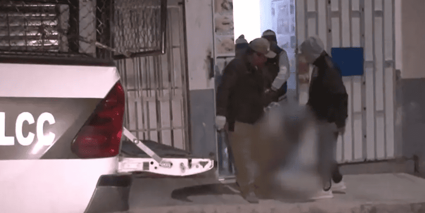 En Cochabamba con una bolsa en la cabeza en su…