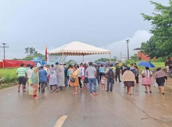 Pobladores bloquean carretera a Santa Cruz en Yapacaní