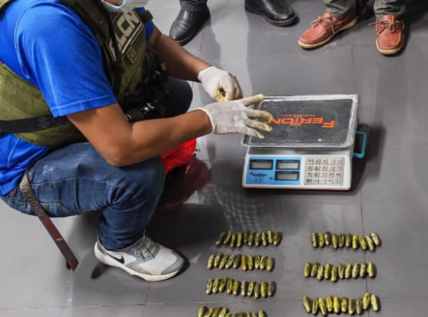 Detienen a hombre que intentó transportar 111 cápsulas con estupefacientes en su estómago