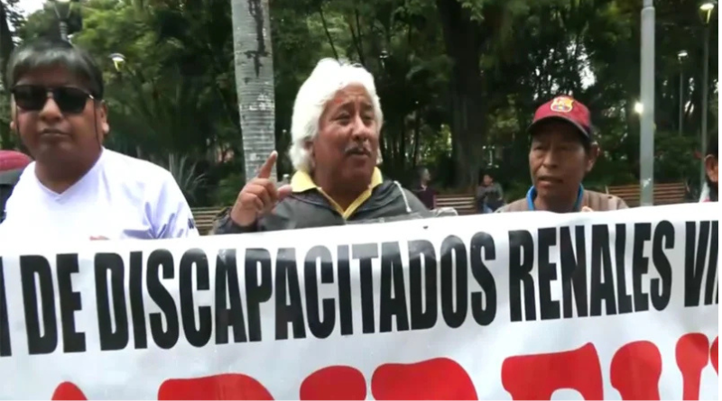 Pacientes renales de Santa Cruz protestan por falta de pagos…