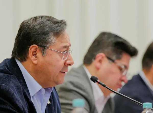 Arce denuncia que la falta de dólares afecta el trabajo de los helicópteros en emergencias por lluvias