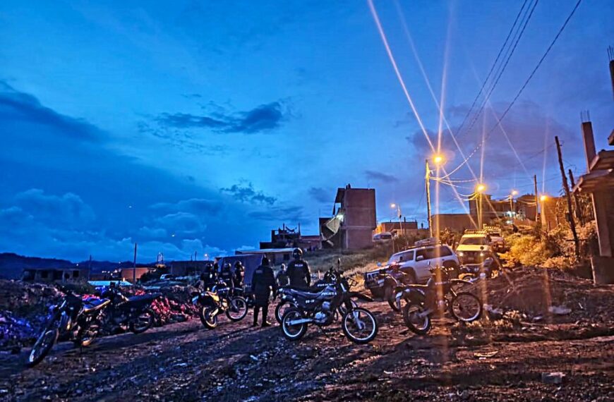 Vecinos se enfrentan en Sucre a Policía por defender contrabando