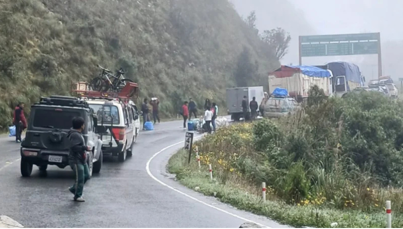 Transportistas levantan bloqueo hacia Los Yungas de La Paz tras…