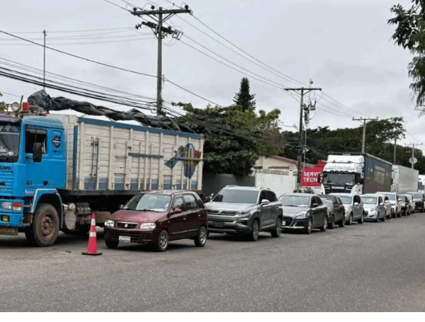 Crisis de combustible se agrava: Paro de cisternas provoca largas filas y demoras en el transporte
