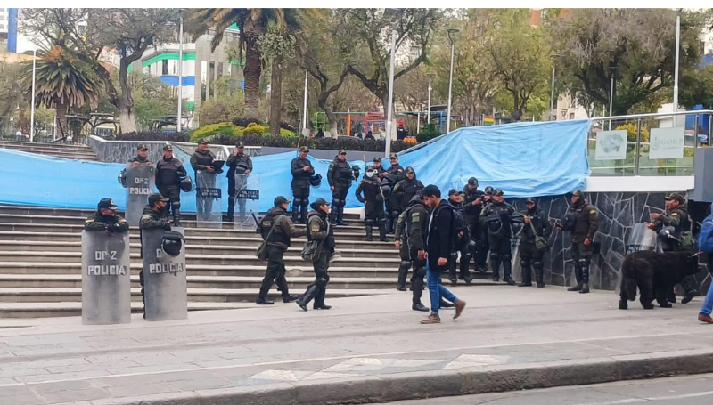 Plaza Abaroa bajo resguardo policial en medio de tensiones políticas