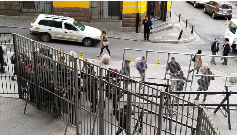 Plaza Murillo amaneció completamente cercada ante posible convulsión ‘evista’