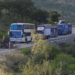 Transportistas bloquean la ruta Cochabamba – Sucre por falta de combustible