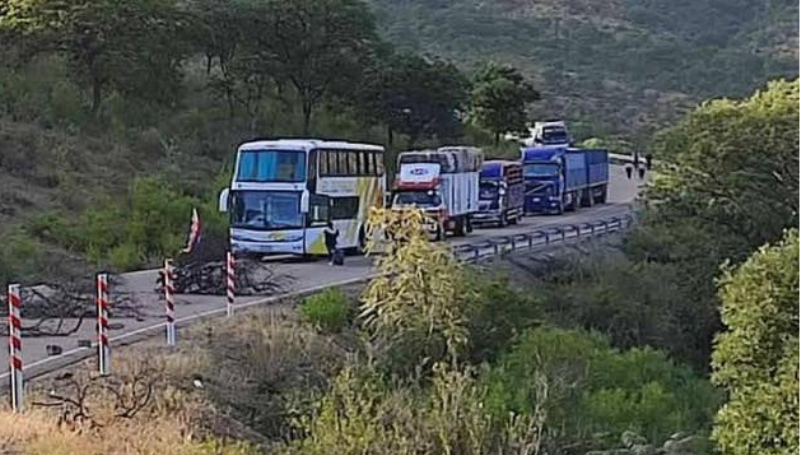 Transportistas bloquean la ruta Cochabamba – Sucre por falta de…