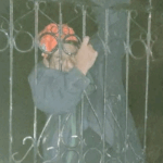 Intentaba protegerse del frío y quedó atrapado en la reja de una vivienda