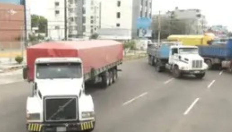 Transportistas de Santa Cruz realizan caravana de protesta por escasez…