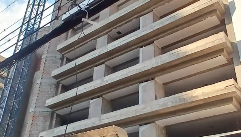 Tragedia en Equipetrol: trabajador cae desde el piso 24 de…