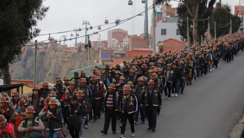 Cooperativas marchan de El Alto a La Paz y anuncian…