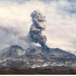 VOLCÁN PERUANO SABANCAYA, EN ALERTA NARANJA, EMITIRÁ CENIZA HASTA 7 KILÓMETROS DE ALTURA