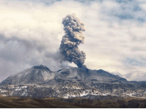 VOLCÁN PERUANO SABANCAYA, EN ALERTA NARANJA, EMITIRÁ CENIZA HASTA 7 KILÓMETROS DE ALTURA