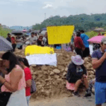 Padres bloquean la ruta Cochabamba – Santa Cruz y exigen la destitución de…