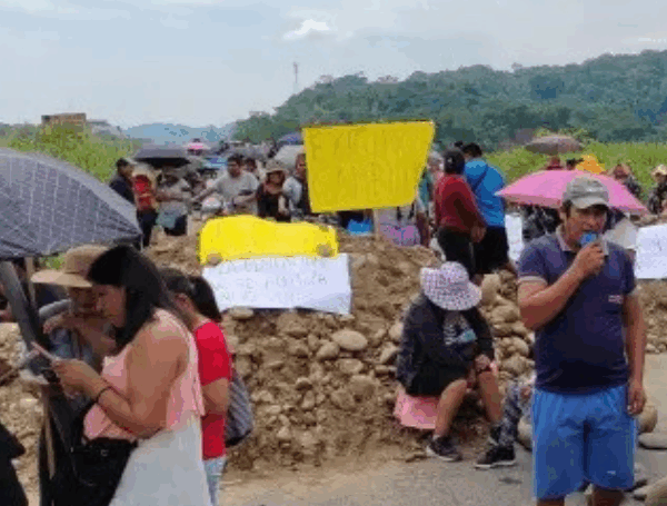 Padres bloquean la ruta Cochabamba – Santa Cruz y exigen la destitución de la directora distrital de Chimoré