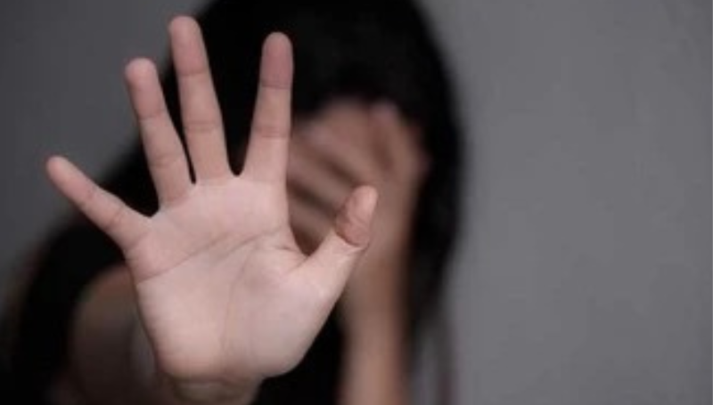 Un sujeto ataca con un cuchillo a su pareja y…