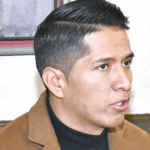 Andrónico anuncia que continuará en política y aclara que no tiene comunicación con…