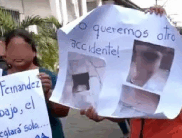 “Nuestra escuelita se cae a pedazos”: padres protestan por el mal estado de colegio en Santa Cruz