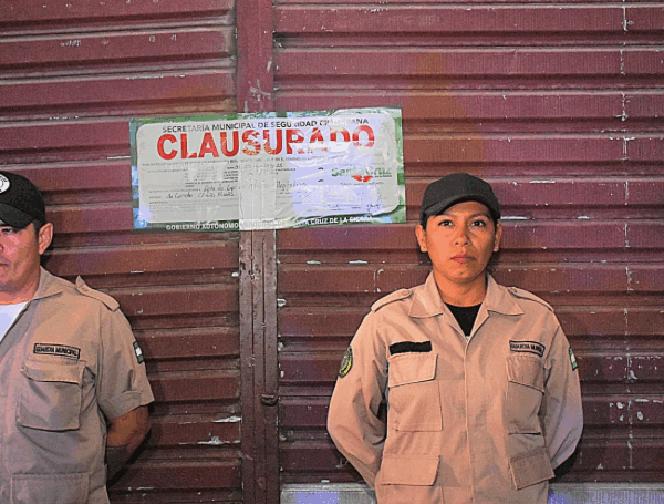 CLAUSURAN LOCALES Y ARRESTAN PERSONAS EN OPERATIVO NOCTURNO EN SANTA CRUZ