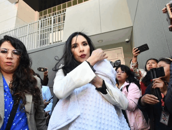 Mujer denuncia a Luis Arce por abandono de embarazada y busca ingresar a la Casa Grande del Pueblo