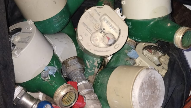 Vecinos frustran robo de medidores y entregan a dos sujetos…