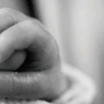 Fiscalía identifica a la madre del bebé abandonado en Santa Cruz