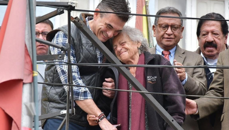 Junto al presidente Rodrigo Paz, Amparo Carvajal recibe la sede&hellip;