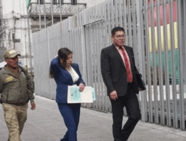 La Fiscalía secuestra contratos irregulares tras registrar oficinas de YPFB en La Paz