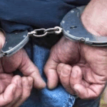 ABANDONAN A UN APREHENDIDO EN UNA CLÍNICA Y ÉL REGRESA SOLO A SU…