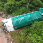Camión cae a un barranco en la Ruta Antigua a Cochabamba