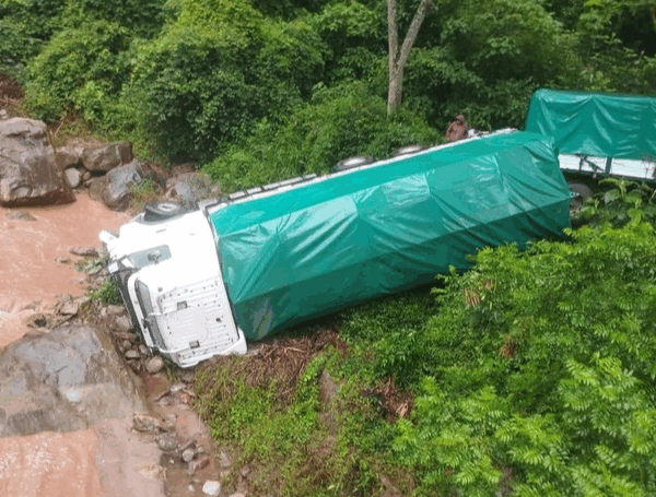 Camión cae a un barranco en la Ruta Antigua a Cochabamba