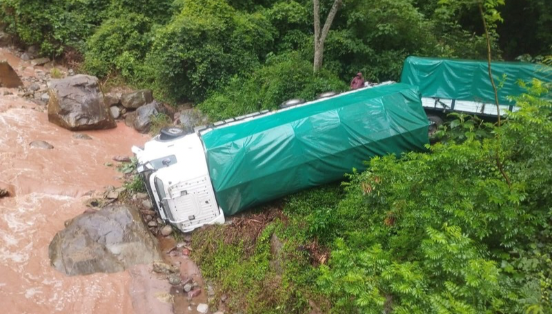 Camión cae a un barranco en la Ruta Antigua a&hellip;