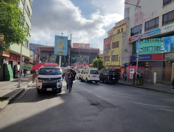 LaPaz sitiada: choferes levantan cerca de 48 puntos de bloqueo y paralizan la ciudad