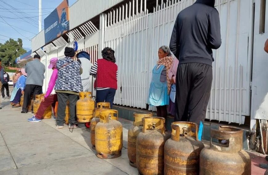 Cochabamba | Colas desde el amanecer: escasez de GLP obliga&hellip;