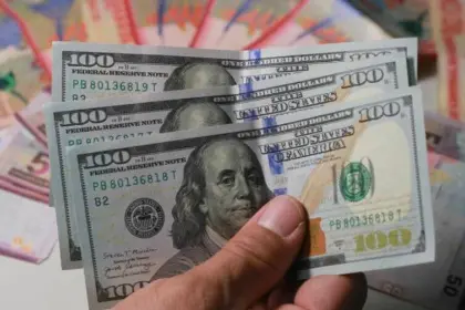 Dólar muestra leves ajustes tras anuncio de devolución de divisas&hellip;