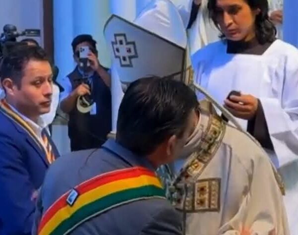 ¡ENCUENTRO SORPRESA! PAZ Y LARA COINCIDEN EN EL ALTAR DURANTE MISA POR LA GESTA LIBERTARIA DE ORURO