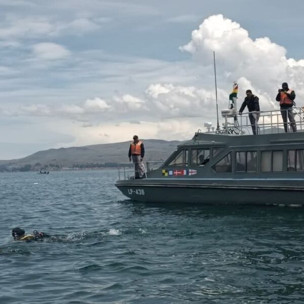 LA PAZ: ARMADA RECUPERA CUERPO EN EL LAGO TITICACA TRAS OPERATIVO DE BÚSQUEDA
