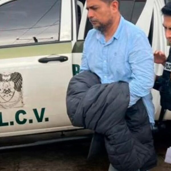 Pastor acusado de estupro es trasladado esposado a su audiencia y podría ser enviado a Palmasola