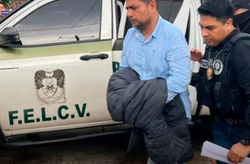 Pastor acusado de estupro es trasladado esposado a su audiencia…