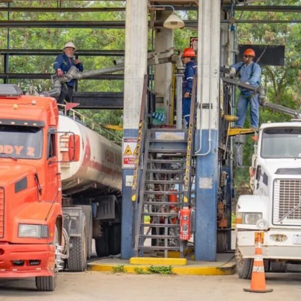 YPFB descarga gasolina importada y prevé distribuir 2 millones de litros en Santa Cruz