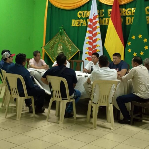 Ministro de Hidrocarburos se reúne con cívicos del Beni en Trinidad para abordar crisis de combustible