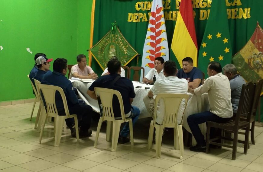 Ministro de Hidrocarburos se reúne con cívicos del Beni en Trinidad para abordar crisis de combustible