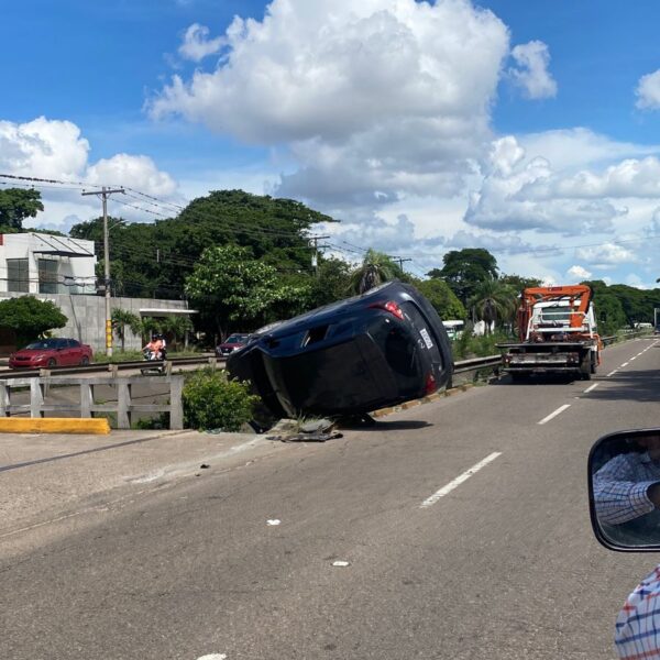 Vuelco de vehículo en la avenida San Aurelio deja una persona herida